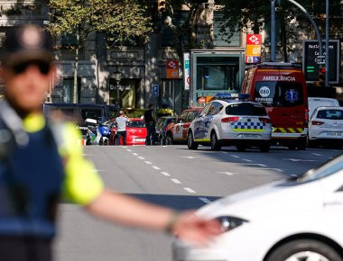 Φρικιαστικό βίντεο από το τρομοκρατικό χτύπημα στην Βαρκελώνη: Νεκροί και τραυματίες κείτονται στο έδαφος (upd)